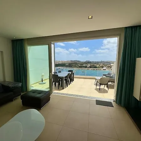 아파트 Penthouse -centre Of - View In Malta *