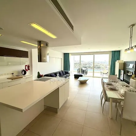 Penthouse -centre Of - View In Malta 슬리에마