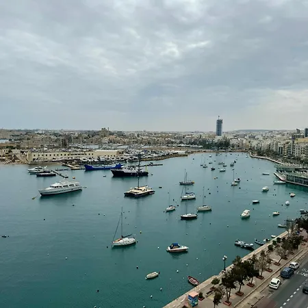 Penthouse -centre Of - View In Malta Apartament